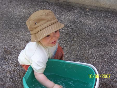 Que vous jetiez l'Oc�an ou un verre d'eau sur le trou d'une aiguille, il n'y passera toujours qu'une goutte d'eau.  Jules Renard